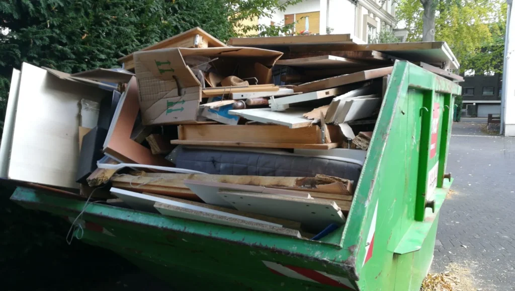 Container voller Bauschutt und Holz bei einer Entrümpelung
