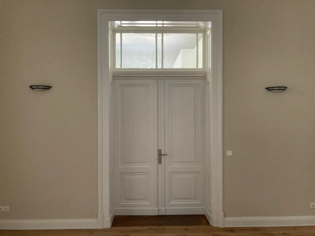 Altbau-Flügeltür mit Oberlicht nach der Renovierung