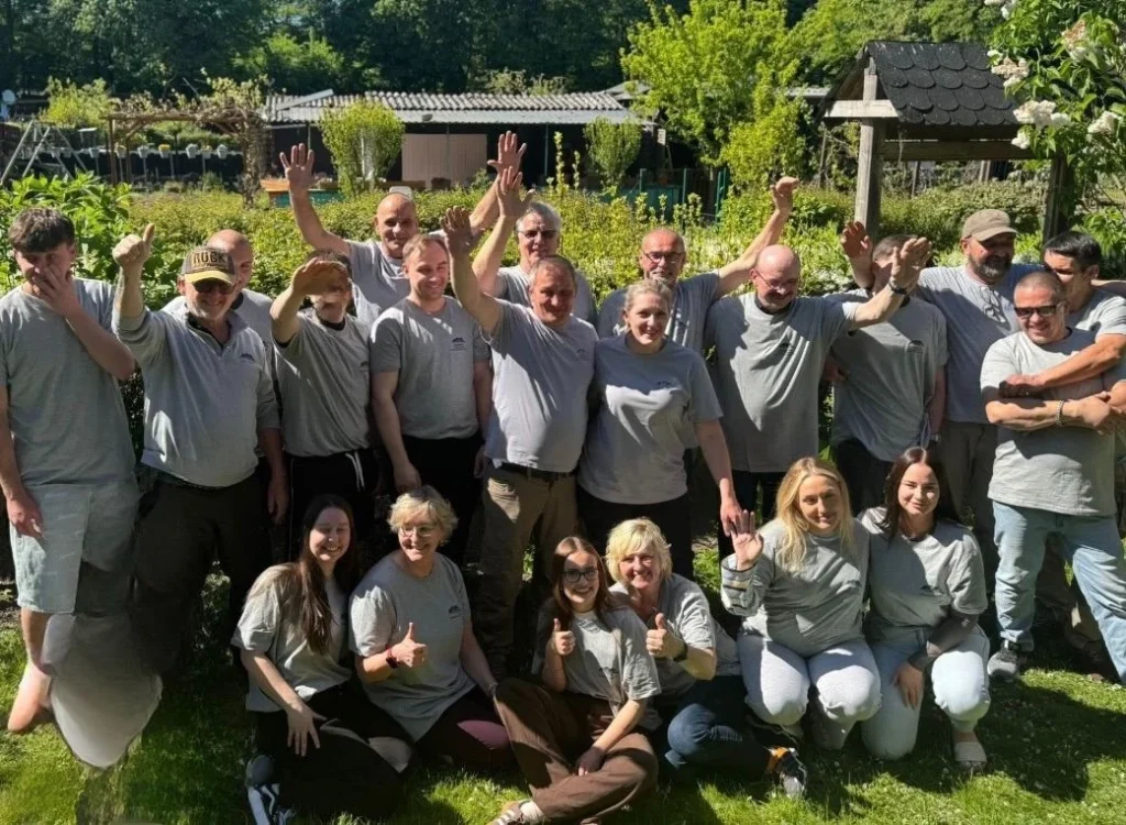 Gruppenfoto des Sinanovic-Teams im Grünen